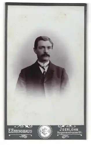 Fotografie E. Ebbinghaus, Iserlohn, Portrait charmanter Herr im Anzug mit Krawatte und Schnauzbart