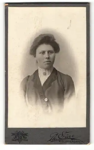 Fotografie Ph. Dürr, Gummersbach, Portrait modisch gekleidete Dame mit Kragenbrosche