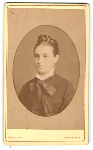 Fotografie W. Pöllot, Darmstadt, Portrait junge Dame mit Flechtfrisur und Kragenschleife