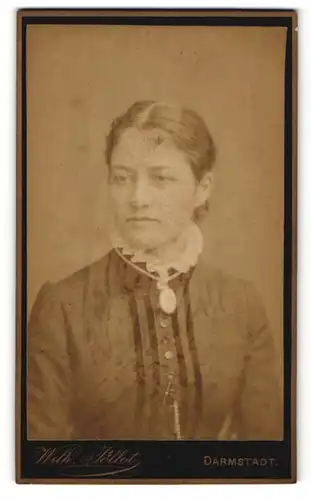Fotografie Wilh. Pöllot, Darmstadt, Portrait hübsch gekleidete Dame mit Amulett