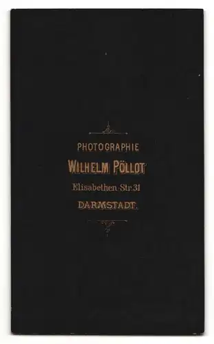 Fotografie Wilh. Pöllot, Darmstadt, Portrait hübsch gekleidete Dame mit Amulett