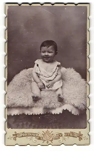 Fotografie unbekannter Fotograf und Ort, Portrait Säugling in Leibchen