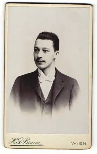 Fotografie H. G. Brunn, Wien, Portrait junger Herr mit Bürstenhaarschnitt