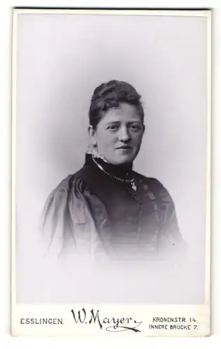 Fotografie W. Mayer, Esslingen, Portrait Dame mit zusammengebundenem Haar