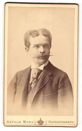 Fotografie Arthur Marx, Frankfurt, Portrait Herr mit zeitgenöss. Frisur und gezwirbeltem Schnauzbart