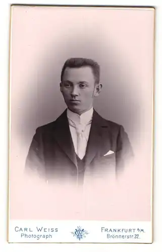 Fotografie Carl Weiss, Frankfurt a/M, Portrait junger Herr in Anzug mit Krawatte