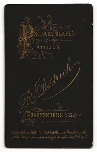 Fotografie R. Dittrich, Frankenberg, Portrait niedlicher Bube im Anzug am Tisch stehend