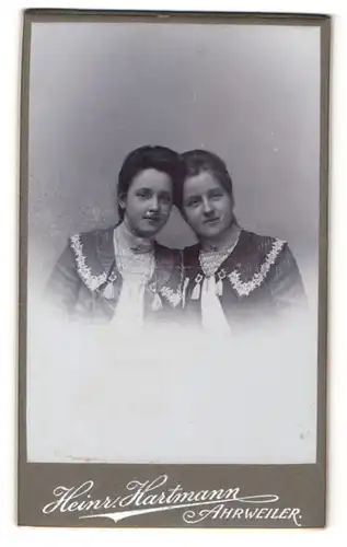 Fotografie Heinr. Hartmann, Ahrweiler, Portrait zwei wunderschöne junge Frauen in bestickten Kleidern