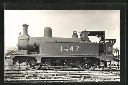 AK englische Eisenbahn, 1447, Dampflokomotive auf Gleisen