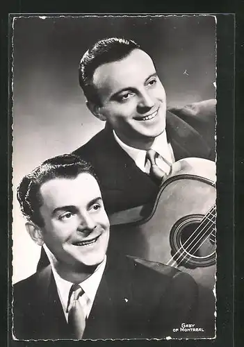 AK Musiker Patrice & Mario mit Gitarre zur Seite lächelnd