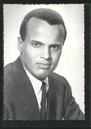 AK Musiker Harry Belafonte im Anzug mit Krawatte