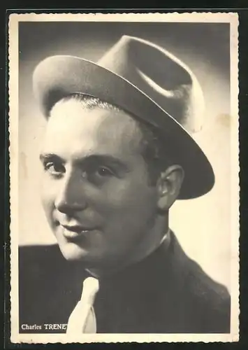 AK Musiker Charles Trenet mit Hut und heller Krawatte