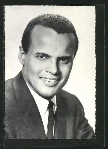AK Musiker Harry Belafonte in Anzug mit Krawatte
