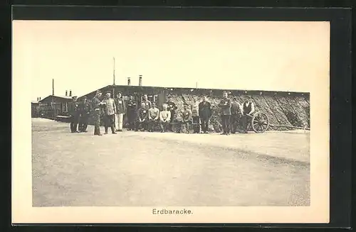 AK Sprottau, Kriegsgefangene vor Erdbaracke, Allied POW Camp