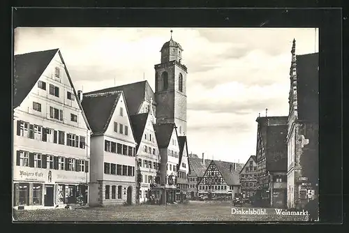 AK Dinkelsbühl, Wochenmarkt mit Kirchturm, Cafe und Häuserfassaden
