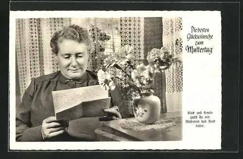 AK Ältere Dame liest einen Brief, Glückwunsch zum Muttertag