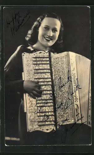 AK Dame spielt Akkordeon