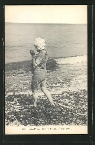 AK Dieppe, Sur la Plage, Dame im Badeanzug am Strand