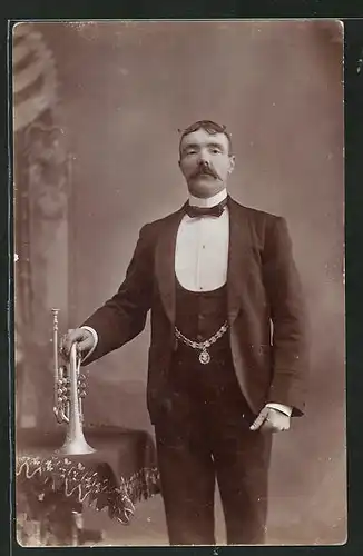 AK elegant gekleideter Herr mit Trompete