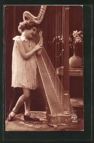 AK bezauberndes Mädchen spielt an einer Harfe