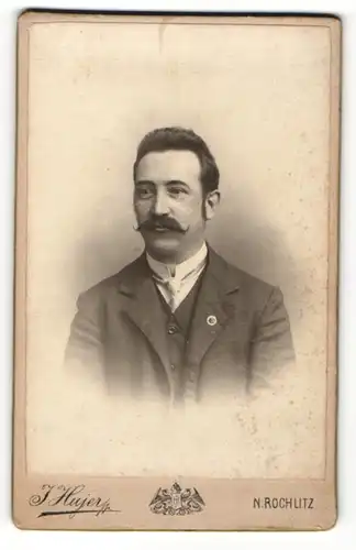 Fotografie J. Hujer, Rochlitz, Portrait Herr Oberlippebart in Anzug