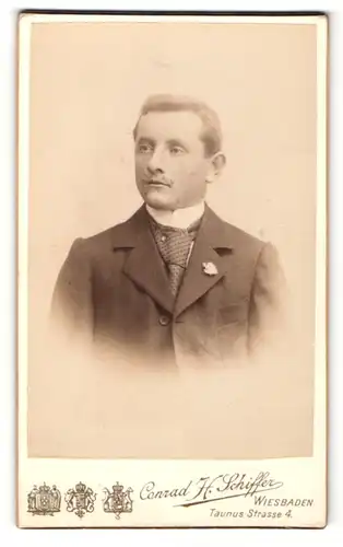 Fotografie Conrad H. Schiffer, Wiesbaden, Portrait charmanter Herr in Krawatte und Jackett