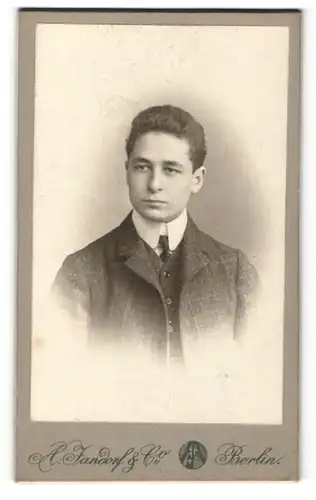 Fotografie A. Jandorf Co., Berlin, junger Mann im Anzug