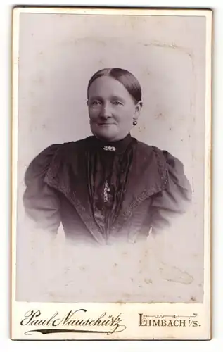 Fotografie Paul Nauschütz, Limbach, ältere Dame mit schmalem Lächeln
