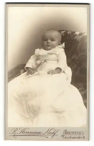 Fotografie R. Hermann, Leipzig, Baby in weissem Gewand