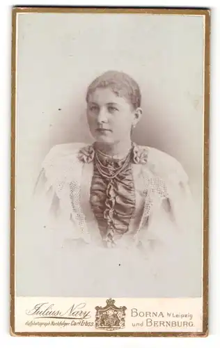 Fotografie Julius Nary, Borna, junge Frau im Kleid