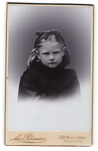 Fotografie Max Petermann, Leipzig-Kl. Zschocher, Portrait Mädchen im schwarzen Kleid mit Schleife im Haar