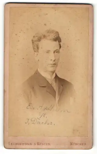 Fotografie Atelier Lechleitner & Küster, München, Portrait junger Herr im Anzug mit Krawatte