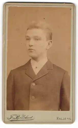 Fotografie F. Beneckert, Halle / Saale, Portrait blonder Junge im Anzug