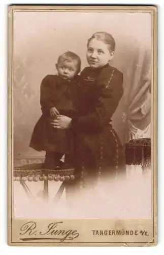 Fotografie Reinhardt Tunge, Tangermünde, Portrait Mutter mit ihrem Kind