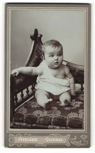 Fotografie Atelier Gutau, Berlin, Portrait niedliches Kleinkind im Hemdchen auf einem Stuhl