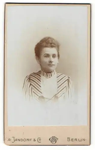 Fotografie A. Jandorf & Co., Berlin, Portrait Dame im gestreiften Kostüm