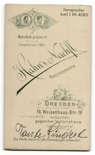 Fotografie Hahns Nachf., Dresden, Frau im Kleid mit Puffärmeln und hohem Kragen