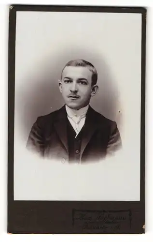 Fotografie Max Hoffmann, Pulsnitz i. S., Junger Mann mit Krawatte im Anzug