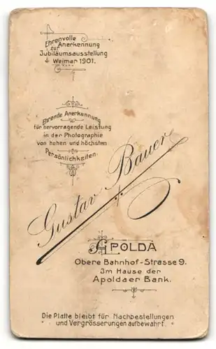 Fotografie Gustav Bauer, Apolda, Baby im Kleid sitzend auf einem Stuhl