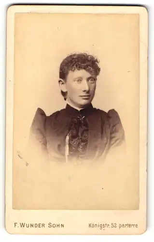 Fotografie F. Wunder Sohn, Hannover, Junge Frau im Portrait