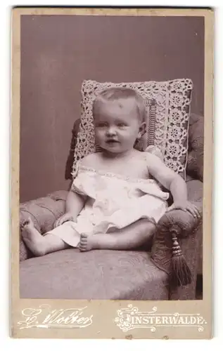 Fotografie L. Wolter, Finsterwalde, Portrait Säugling in Leibchen