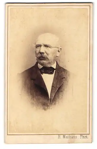 Fotografie H. Mathaus, München, Portrait betagter Herr mit Brille und Schnauzbart