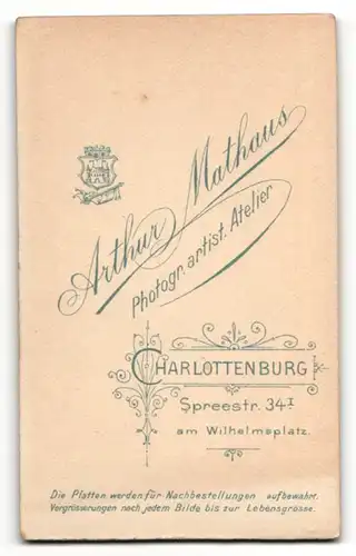 Fotografie Arthur Mathaus, Berlin-Charlottenburg, Portrait Knabe in feierlichem Anzug