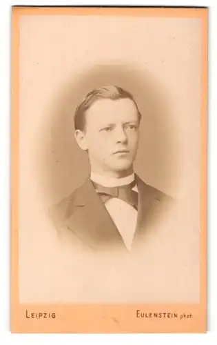 Fotografie Eulenstein, Leipzig, Portrait junger Herr mit zurückgekämmtem Haar