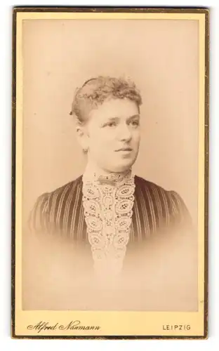 Fotografie Alfred Naumann, Leipzig, Portrait junge Frau mit zusammengebundenem Haar