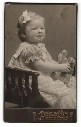 Fotografie Atelier Adele, Dresden-A, Portrait sitzendes kleines Mädchen im karierten Kleid mit Teddy