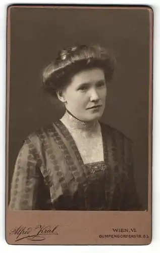 Fotografie Alfred Kral, Wien, Portrait hübsch gekleidete Dame mit Hochsteckfrisur