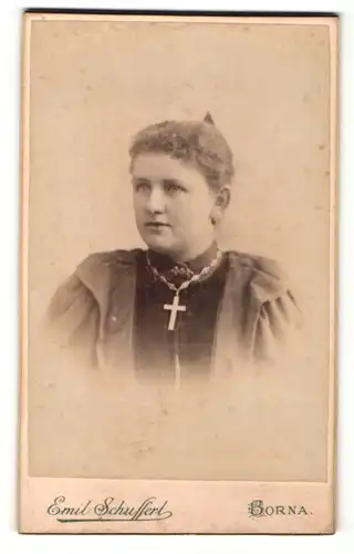 Fotografie Emil Schuffert, Borna, Portrait bürgerliche Dame mit zurückgebundenem Haar und Kreuzkette