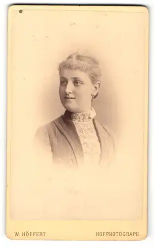 Fotografie W. Höffert, Berlin, Portrait junge Dame in modischer Kleidung mit Ohrringen