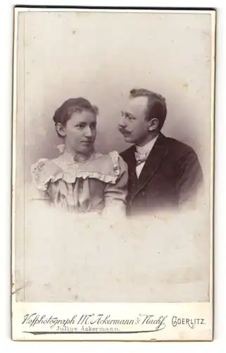 Fotografie M. Ackermann Nachf., Görlitz, Portrait Ehehleute in modischen Kleidern